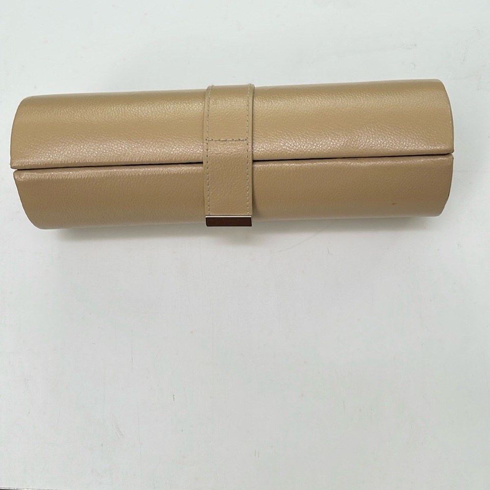 Jewelry Travel Case round Wolf Designs in beige with snap closure. 4 ur jewels